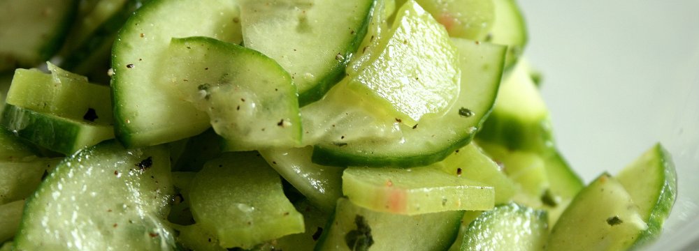 Agurkų salotos su rabarbarais. Netikėtai skanios ir gaivios