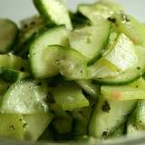 Agurkų salotos su rabarbarais. Netikėtai skanios ir gaivios