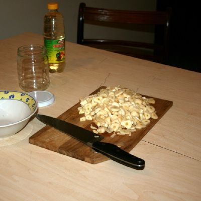 Dar pjaustome cesnakus