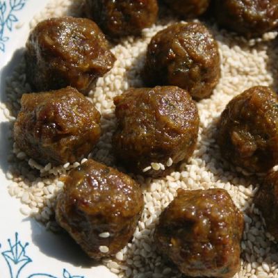 Riesutai apvolioti razinu ir kiaulpieniu ziedu mase